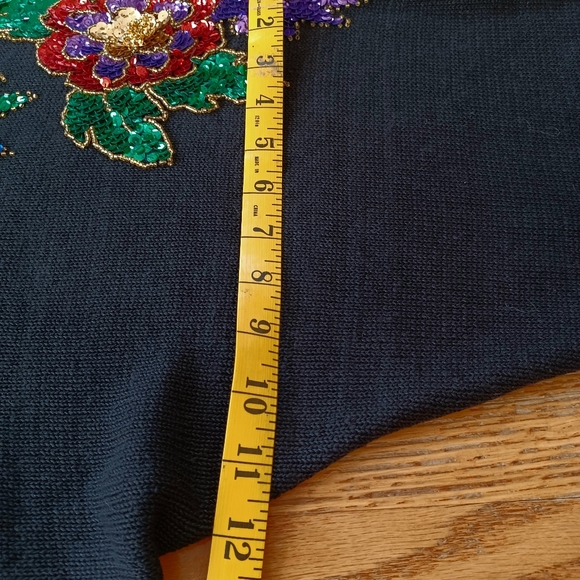 You are going to attract attention in this vintage size medium sequined sweater - Picture 7 of 10